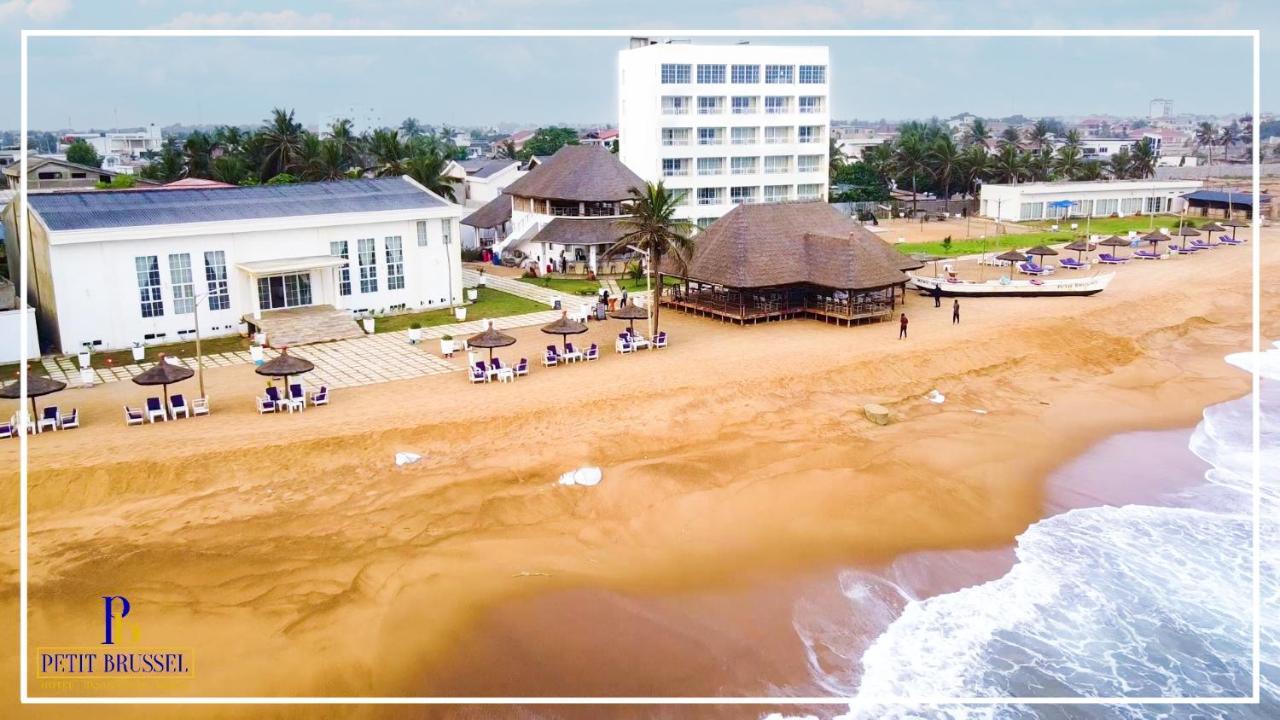 Hotel Petit Brussel Lome Bagian luar foto