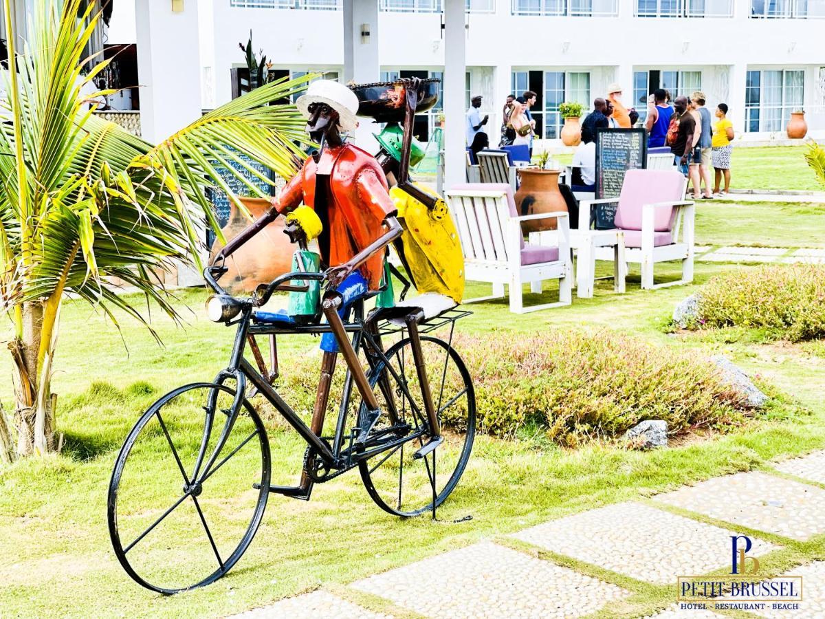 Hotel Petit Brussel Lome Bagian luar foto